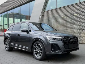 Audi gris frente a un edificio