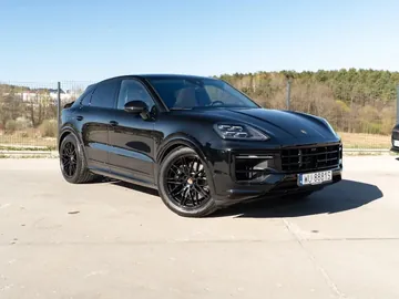 Porsche Cayenne negro en un terreno