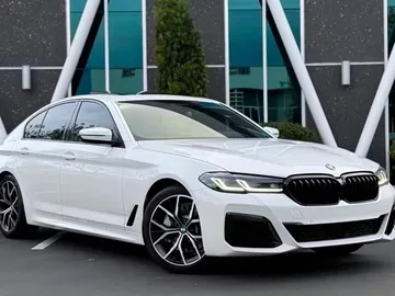 BMW blanco en un estacionamiento