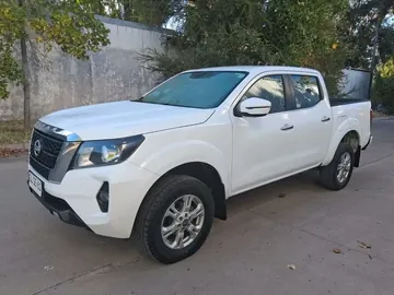 Camioneta Nissan Navara blanca